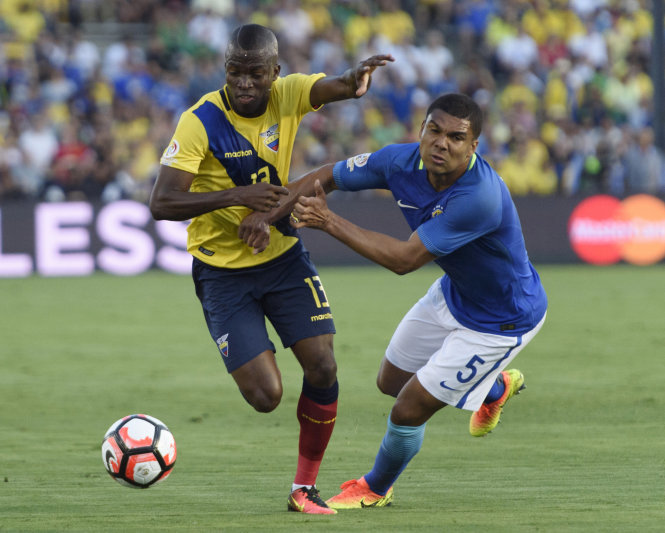 Brazil (phải) đã có trận cầu khó khăn trước Ecuador. Ảnh: Reuters