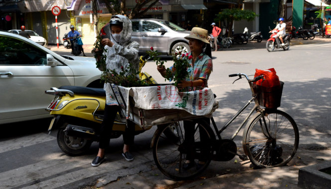 Những người bán hàng rong vẫn phải phơi mặt ra đường