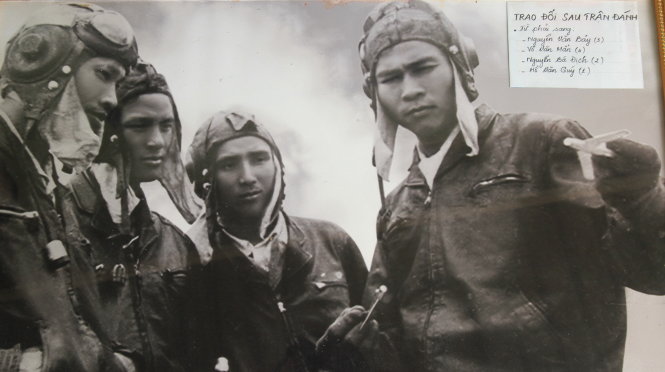 Phi công Nguyễn Văn Bảy (bìa phải)... 