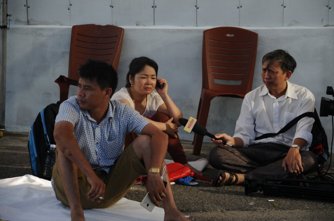 Một nhóm người thân thức trắng suốt đêm ở càng sông Hàn chờ tìn người thân từ lực lượng cứu nạn - rnh ĐĂNG NAM
