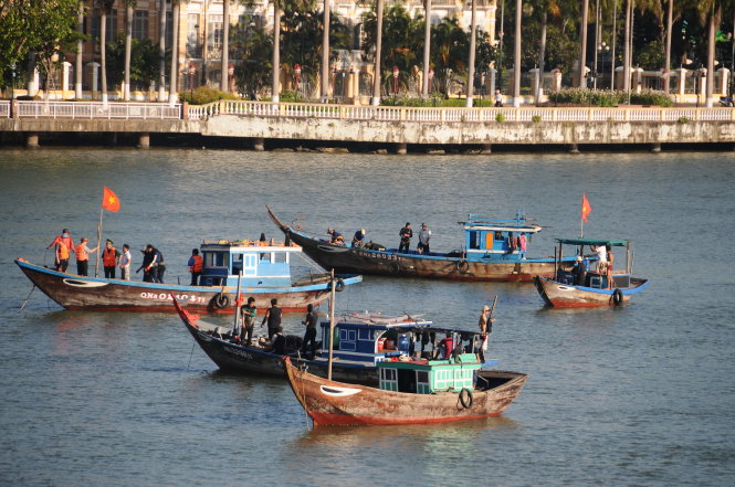Tàu cá ngư dân chở thợ lặn quầng thảo trên sông hàn để tìm kiến các nạn nhân - Ảnh ĐĂNG NAM