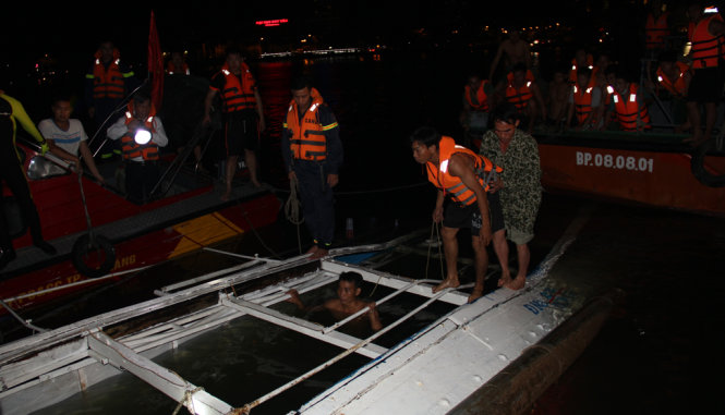 Thợ lặn tìm kiếm khách trên tàu Thảo Vân 2 còn mất tích trên Sông Hàn rạng sáng 5-6 - Ảnh: TRƯỜNG TRUNG