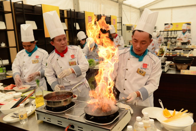 Các đội thi chế biến các món ăn trong vòng chung kết cuộc thi Chiếc thìa vàng 2015 - Ảnh: Quang Định