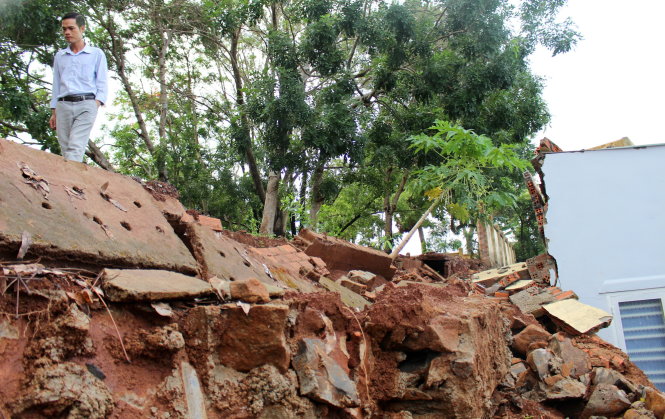 Một đoạn tường rào Trường tiểu học Lê Văn Tám đổ xuống nhà dân - Ảnh: Thái Thịnh