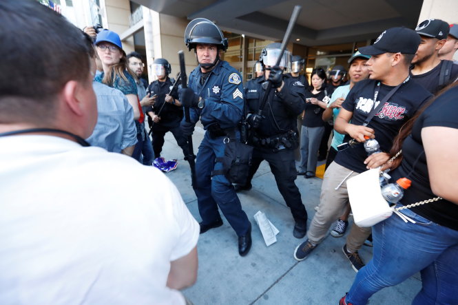 Gần đây cảnh sát thường phải xuất hiện ngăn chặn khả năng đụng độ giữa hai bên ủng hộ và chống Donald Trump như tại cuộc vận động của ông Trump ở San Jose, bang California, ngày 2-6 - Ảnh: Reuters