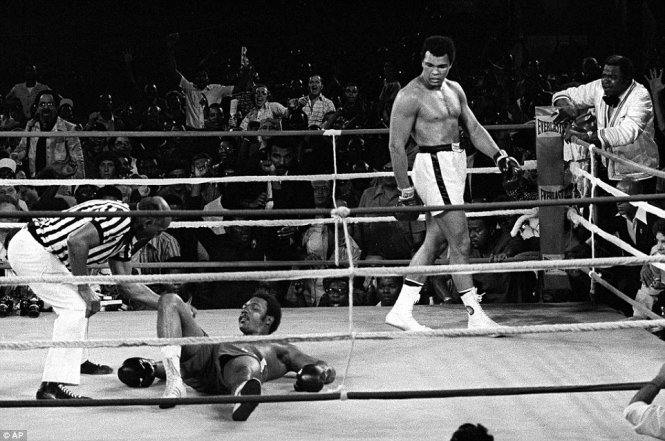 Muhammad Ali hạ knock-out George Foreman trong trận đấu năm 1974 - Ảnh: AP