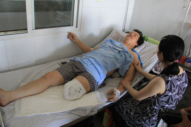 Anh Nguyễn Ngọc Nhược sau khi bị cưa chân, nằm điều trị tại Bệnh viện Đà Nẵng - Ảnh: Trường Trung