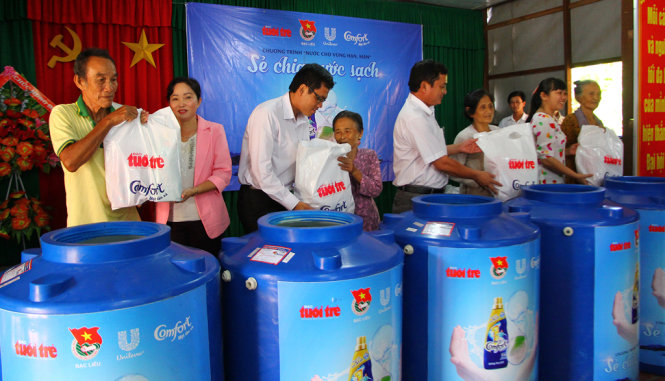 Nông dân xã Ninh Quới tại buổi nhận quà và bồn chứa nước từ chiến dịch “Sẻ chia nước sạch” tổ chức sáng 5 – 6 tại trụ sở UBND xã Ninh Quới - Ảnh: CHÍ QUỐC