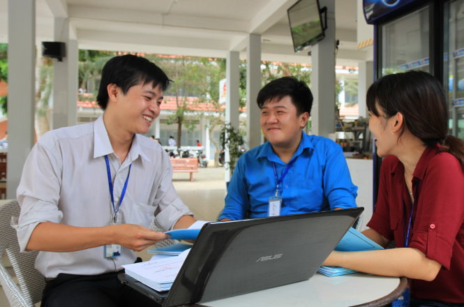 Nguyễn Trang Sử Ngọc (bìa trái) trò chuyện với các bạn trong khoa tiểu học mầm non - Ảnh: V.TR.