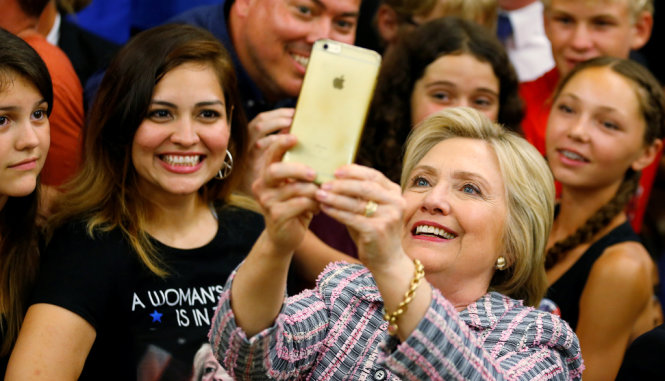 Bà Hillary Clinton selfie cùng người dân tại Sacramento, California - Ảnh: REUTERS