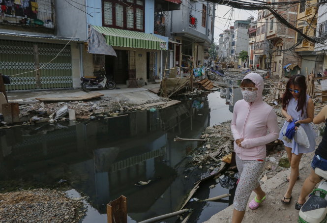 Dự án cải tạo mương tại ngõ 139 phố Khương Thượng, Hà Nội bắt đầu từ năm 2008 nhưng đến giờ vẫn dang dở, gây ảnh hưởng đến đời sống người dân tại đây (ảnh chụp ngày 5-6) - Ảnh: VIỆT DŨNG