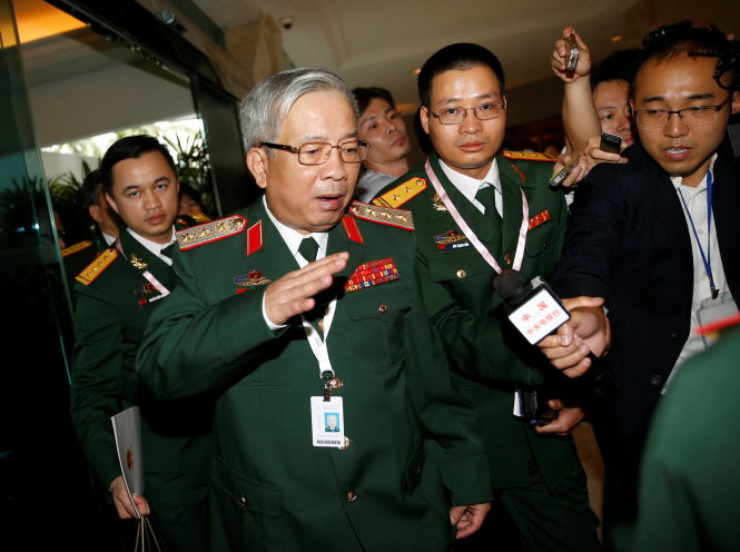 Thượng tướng Nguyễn Chí Vịnh trả lời truyền thông tại Singapore ngày 3-6 - Ảnh: Reuters