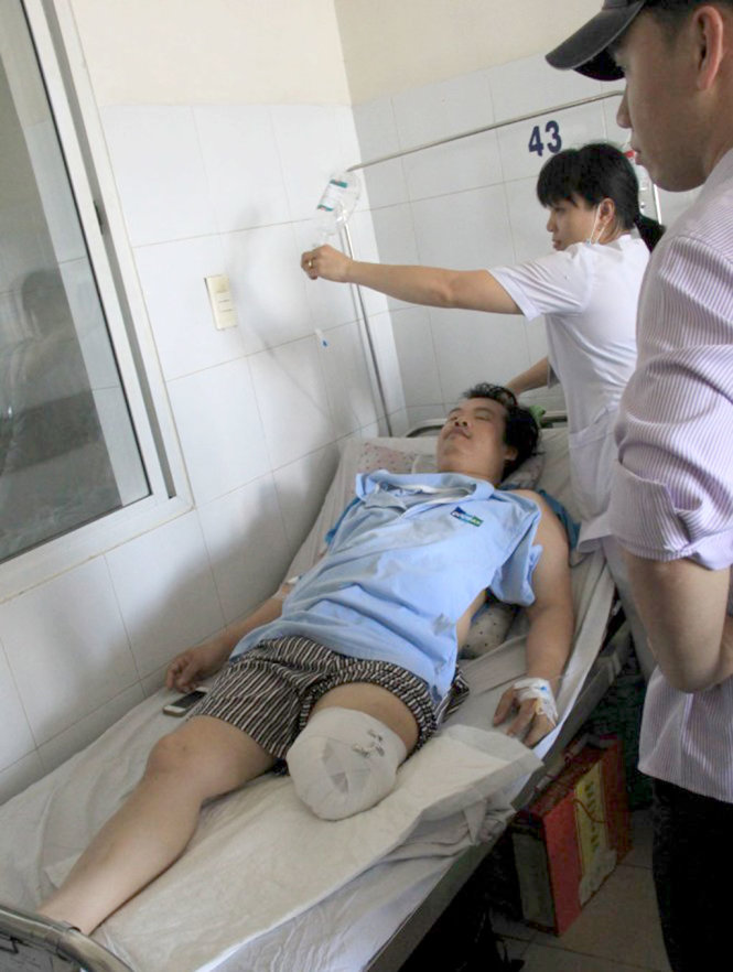 Anh Nguyễn Ngọc Nhược đang được điều trị tại Bệnh viện Đà Nẵng sau khi bị cưa chân - Ảnh: TRƯỜNG TRUNG