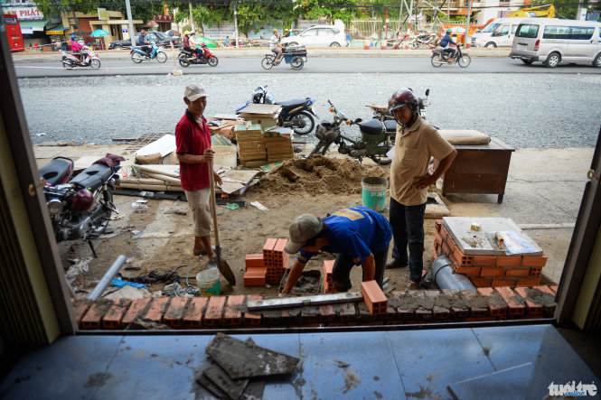 Dù phải bỏ tiền nâng nền nhà lên thêm 1m nhưng nhà của bà Nguyễn Thị Oanh vẫn thấp hơn so với mặt đường sẽ làm