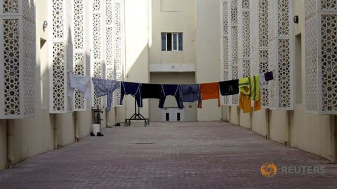 Quần áo của người lao động phơi tại khu Thành phố Lao động ở Qatar - Ảnh: Reuters