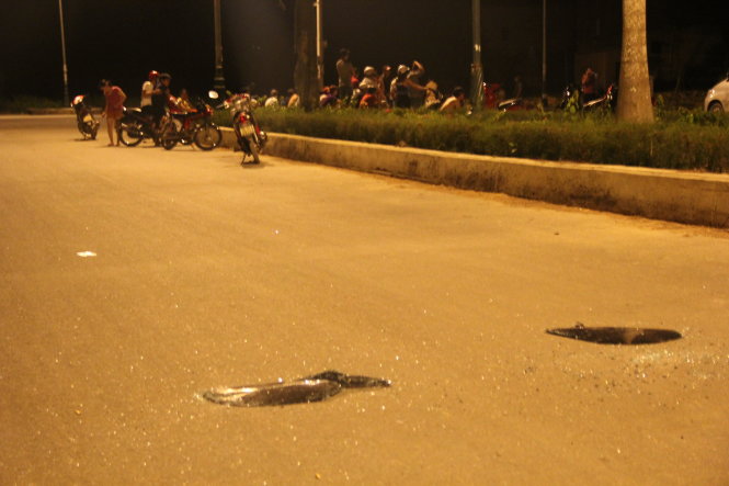 Cửa kính ô tô bị vỡ nát rơi xuống đường - Ảnh: Trần Mai