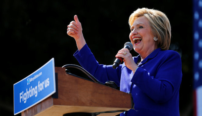 Bà Hillary Clinton phát biểu tại bang California - Ảnh: REUTERS