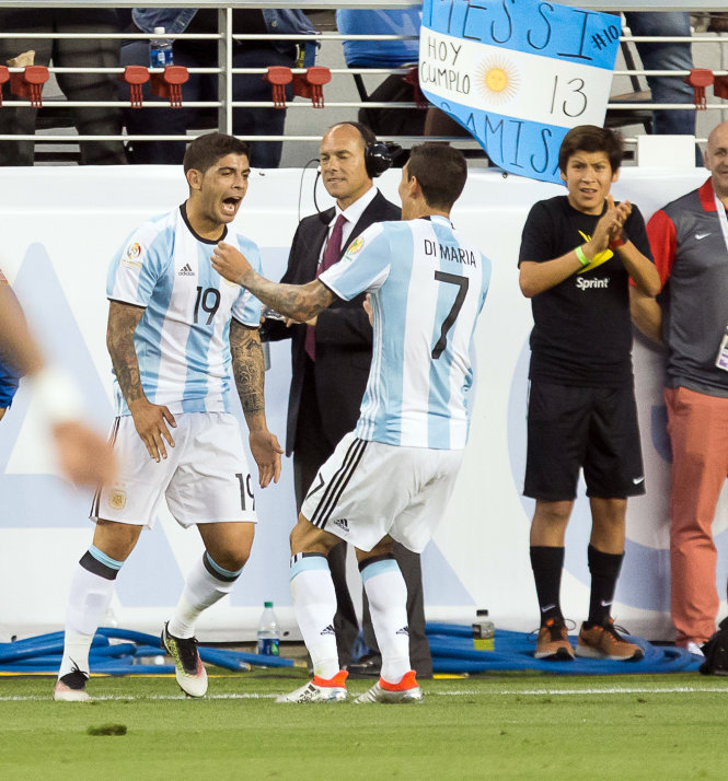 Các cầu thủ Argentina ăn mừng bàn thắng vào lưới Chile. Ảnh: Reuters