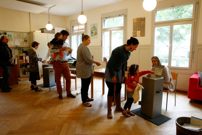 Người dân đi bỏ phiếu ngày 5-6 tại Bern - Ảnh: Reuters