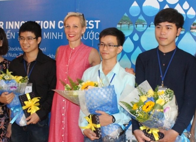 Ba sinh viên Trịnh Quốc Anh (bìa trái), Nguyễn Trần Quang Khải (giữa), Võ Phi Long nhận giải nhất - Ảnh: XUÂN LONG