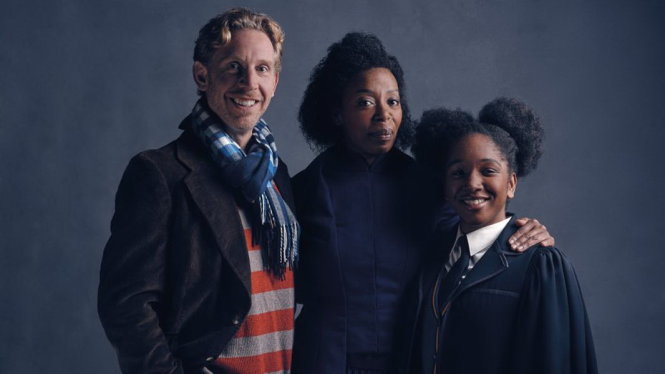Tạo hình gia đình Weasley trong kịch (từ trái qua): Ron (Paul Thornley), Hermione (Noma Dumezweni) và Rose (Cherrelle Skeete) - Ảnh: Allocine