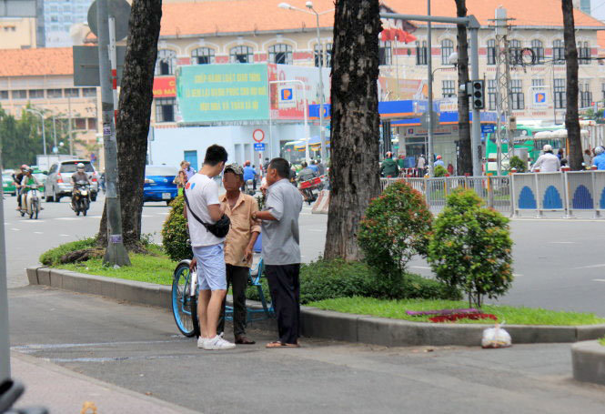 Nhóm xích lô “dù” làm tiền du khách trên đường Trần Hưng Đạo, Q.1 (TP.HCM) ngày 24-6-2015 - Ảnh: ĐỨC PHÚ