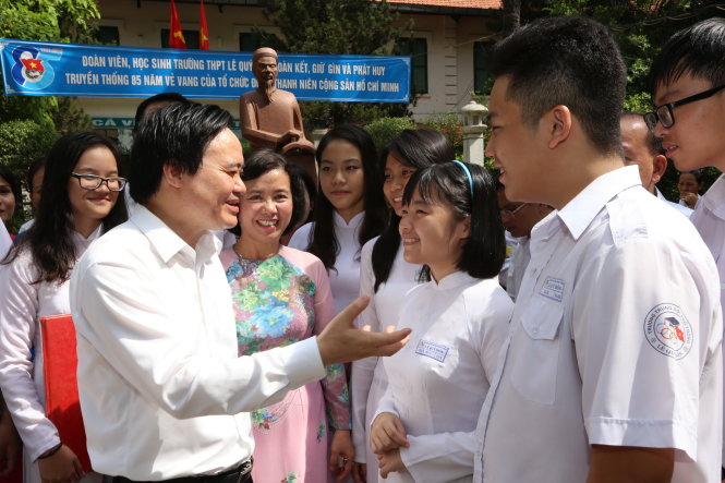 Bộ trưởng Bộ GD-ĐT Phùng Xuân Nhạ hỏi thăm và động viên học sinh lớp 12 Trường THPT Lê Quý Đôn, Q.3 trong chuyến thăm và làm việc tại TP.HCM - Ảnh: NHƯ HÙNG