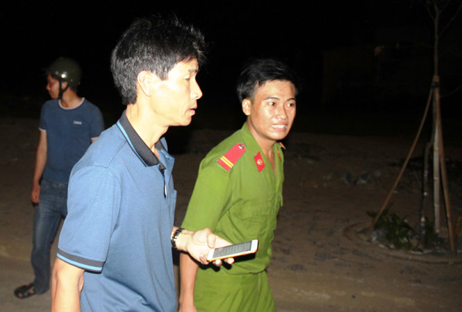 Đại tá Dương (giữa) trực tiếp đến hiện trường chỉ đạo điều tra ngay trong đêm xảy ra vụ án - Ảnh: Trần Mai