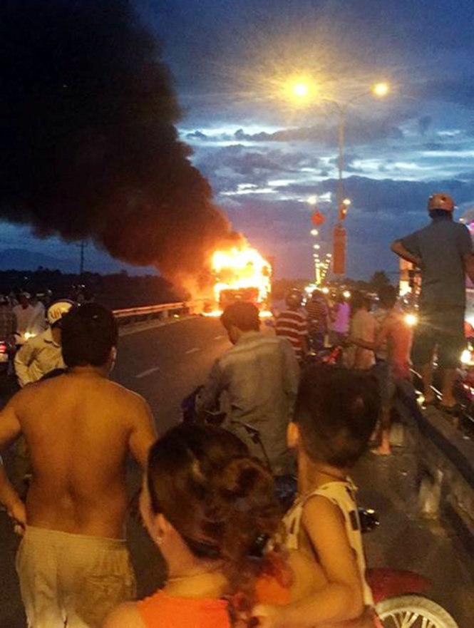 Hiện trường vụ chiếc xe khách bốc cháy như ngọn đuốc - Ảnh: CTV