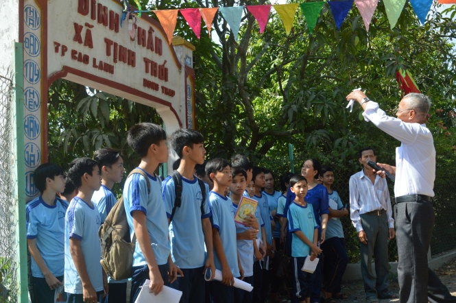 Học sinh Trường THCS Nguyễn Trãi (TP Cao Lãnh, Đồng Tháp) chăm chú nghe ban tế tự đình Tịnh Thới kể về lịch sử ngôi đình - Ảnh: N.TÀI