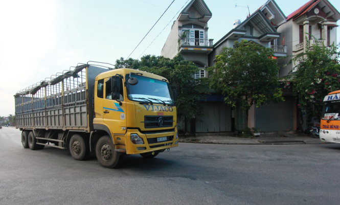 Một chiếc xe tải sau khi né trạm thu phí BOT trên quốc lộ 5, chạy vào tỉnh lộ 391 để vòng ra quốc lộ 10 lúc 16g chiều 7-6. Một người lái xe tải cho biết đi vòng, đường nhỏ hẹp khó đi nhanh nhưng tiết kiệm được thêm vài trăm ngàn đồng/lượt đi  - Ảnh: Tiến Thắng