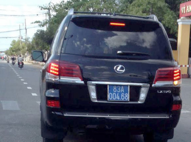 Chiếc Lexus biển số 83A - 004.68 do lãnh đạo Công an tỉnh Sóc Trăng sử dụng - Ảnh: H.MAI