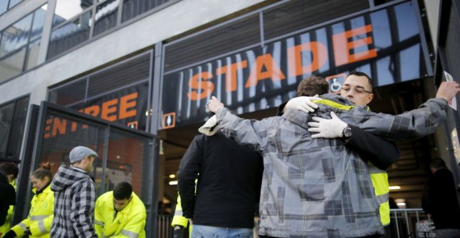 Nhân viên an ninh tư nhân kiểm tra khán giả ở cửa vào sân vận động ở Pháp - Ảnh: Reuters