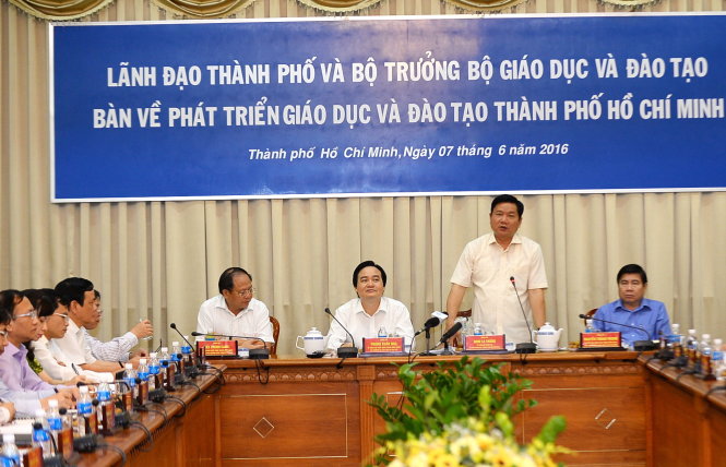 Bí thư Thành ủy TP.HCM Đinh La Thăng nêu các vấn đề bất cập của giáo dục với lãnh đạo Bộ Giáo dục - đào tạo - Ảnh: Thuận Thắng