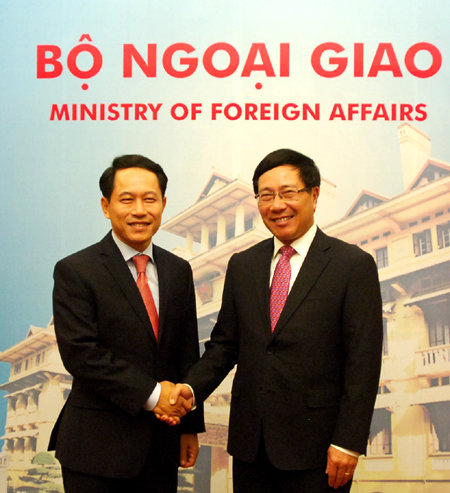 Phó thủ tướng, Bộ trưởng Bộ Ngoại giao Phạm Bình Minh và Bộ trưởng Bộ Ngoại giao Lào Saleumxay Kommasith - Ảnh: VGP