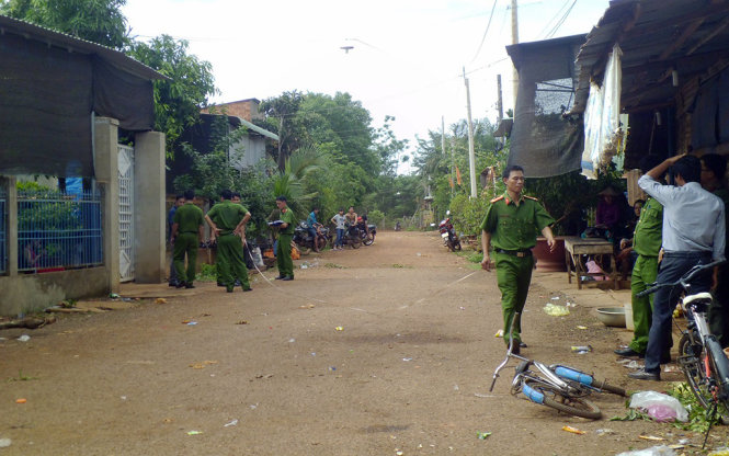 Cơ quan cảnh sát điều tra Công an tỉnh Bình Phước thực hiện khám nghiệm hiện trường sáng ngày 8-6 - Ảnh: BÙI LIÊM