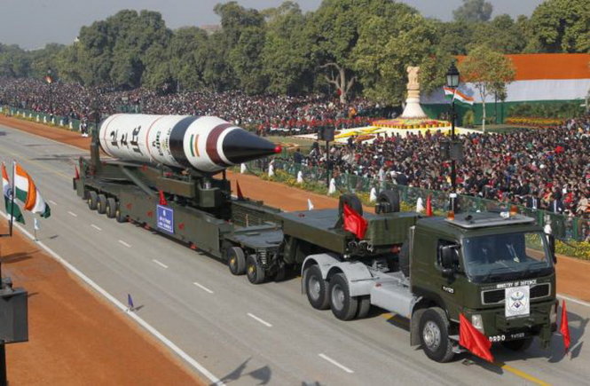 Tên lửa đất - đối - đất Agni V của Ấn Độ trong lễ duyệt binh tại New Delhi năm 2013 - Ảnh: Reuters