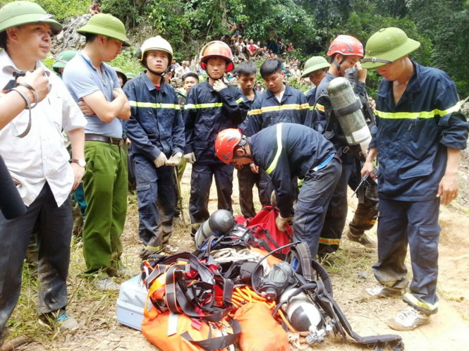 Lực lượng chức năng đeo bình oxy để xuống hang Kịt (xã Lũng Cao, huyện Bá Thước) đưa thi thể các nạn nhân lên - Ảnh: HÀ ĐỒNG