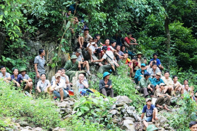Người thân các nạn nhân tập trung tại khu vực hang Kịt (xã Lũng Cao, huyện Bá Thước) để nhận thi thể nạn nhân - Ảnh: HÀ ĐỒNG