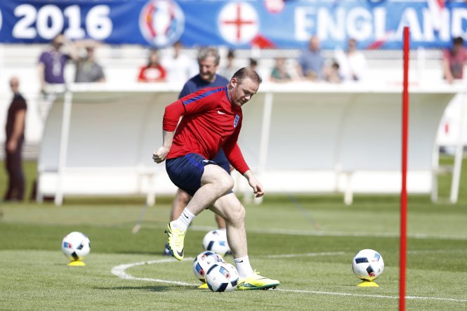 Rooney trên sân tập chuẩn bị cho VCK Euro 2016. Ảnh: Reuters