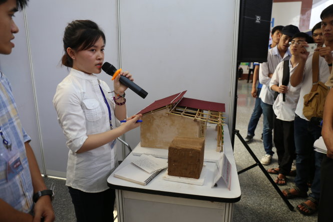 Nhóm sinh viên trường Đại học Kiến Trúc Hà Nội trình bày đề tài của mình trên mô hình thực tế. - Ảnh: Phương Lan