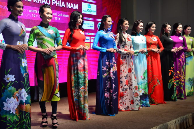 Các thí sinh vào vòng chung khảo phía Nam cuộc thi ra mắt báo chí trưa 10-6 - Ảnh: Quang Định