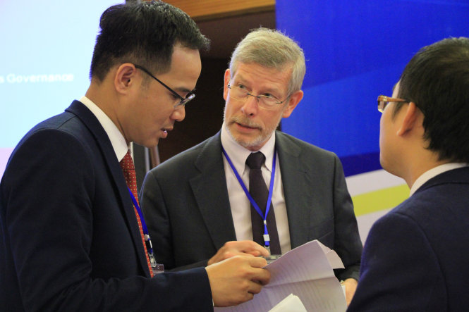 GS Erik Francks (giữa) trao đổi với các đại biểu tại hội thảo - Ảnh: ĐỨC HIẾU
