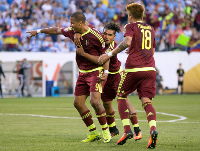 Các cầu thủ Venezuela ăn mừng bàn thắng vào lưới Uruguay. Ảnh: Reuters