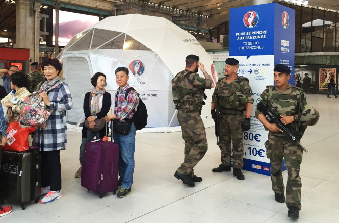 Binh sĩ Pháp với súng ống cầm tay canh gác cho trận khai mạc ở nhà ga xe lửa Gare du Nord - Ảnh: TR.N.