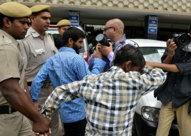 Hai trong số 5 bị cáo bị dẫn ra tòa ngày 10-6 - Ảnh: The Hindu