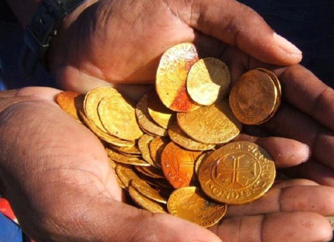 Tiền vàng tìm thấy trong xác tàu cổ Tây Ban Nha. Xác tàu cổ được cho rằng là một trong những phát hiện khảo cổ quan trọng nhất cho tới nay tại Namibia - Ảnh: Dieter Noli