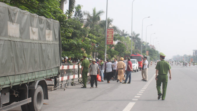 Cấm đường trước trụ sở TAND tỉnh Hưng Yên sáng 10-6 để đảm bảo an ninh phiên tòa - Ảnh: T.L