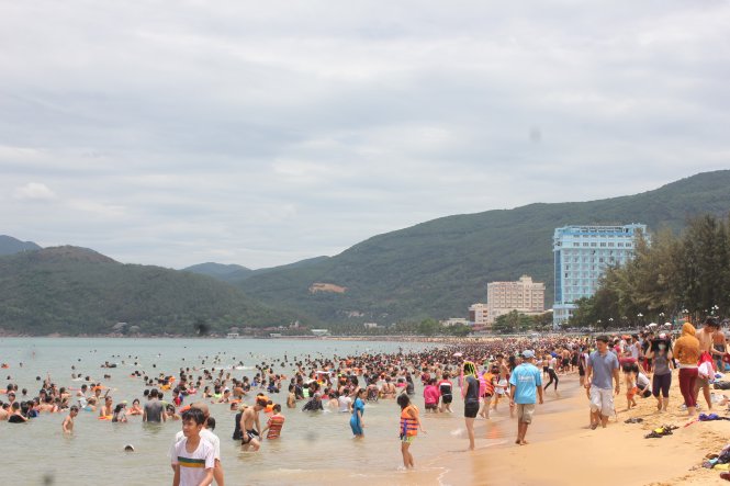 Hàng ngàn người dân Quy Nhơn đổ xô xuống tắm biển trưa 9-6 - Ảnh: X.NGUYÊN