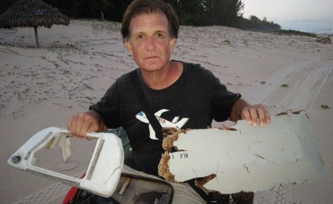 Blaine Gibson và những mảnh vỡ tìm thấy tại Madagasca - Ảnh: Blaine Alan Gibson